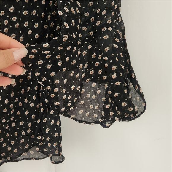 At Last & Co. Women's Sheer floral blouse with ruffled sleeves medium - Picture 7 of 8